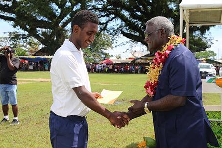 PM Sogavare presents a gift to one of the particiating groups
