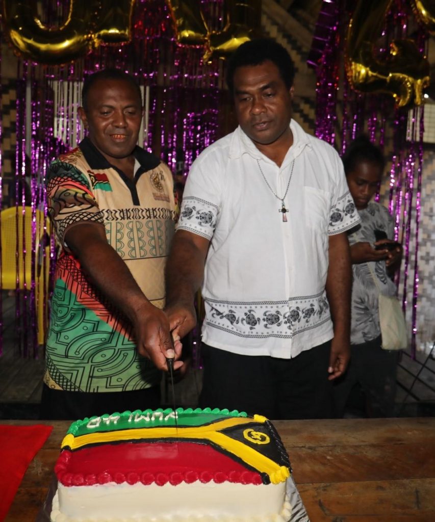 Vice President Rocky Tuku and Vanuatu national cut the Anniversary cake