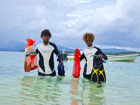 Photo 3 Kiplin Lamupio Clayton Kera collect rubbish in the waters around Nusa Lata Island with their participation sponsored by Soltuna