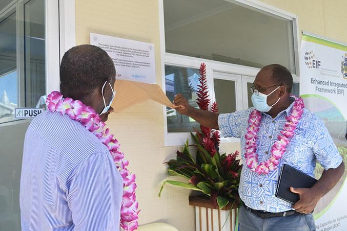 Minister Manele and Minister Togamana unveils the plaque to open the new laboratory