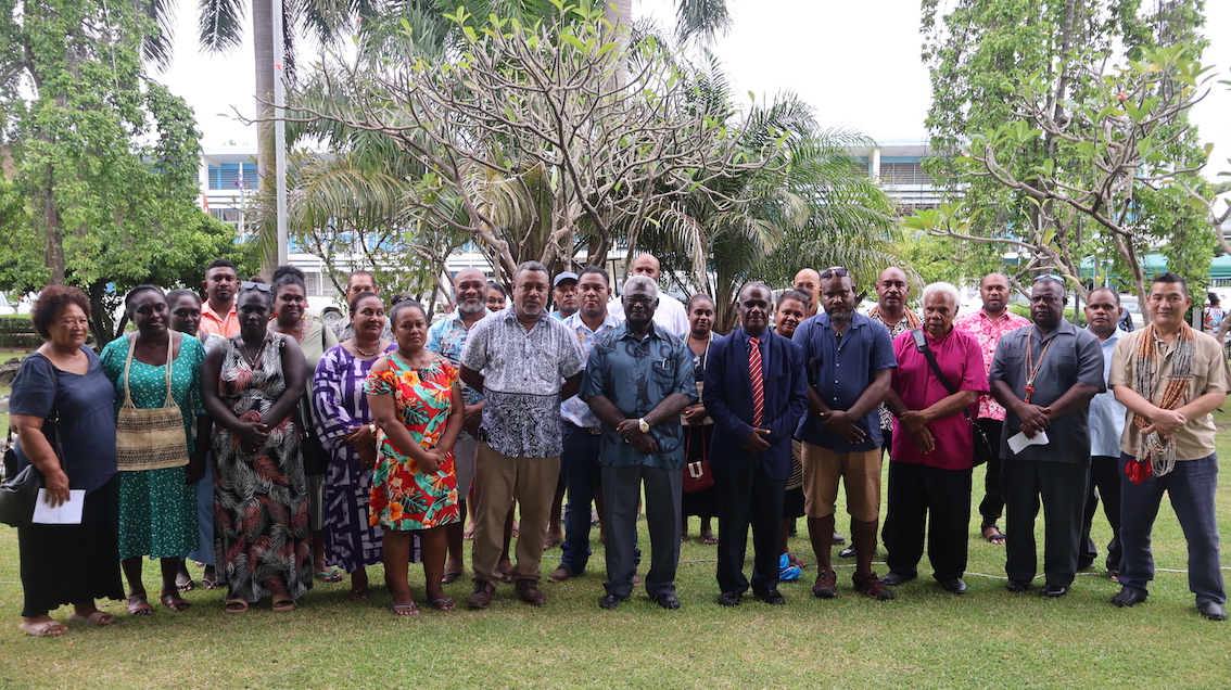 Honorable Prime Minister Jeremiah Manele, Deputy PM Bradley Tovosia, former PM Manasseh Sogavare and other members of GNUT posed for a group photo with the Konofilia family after the reconciliation ceremony